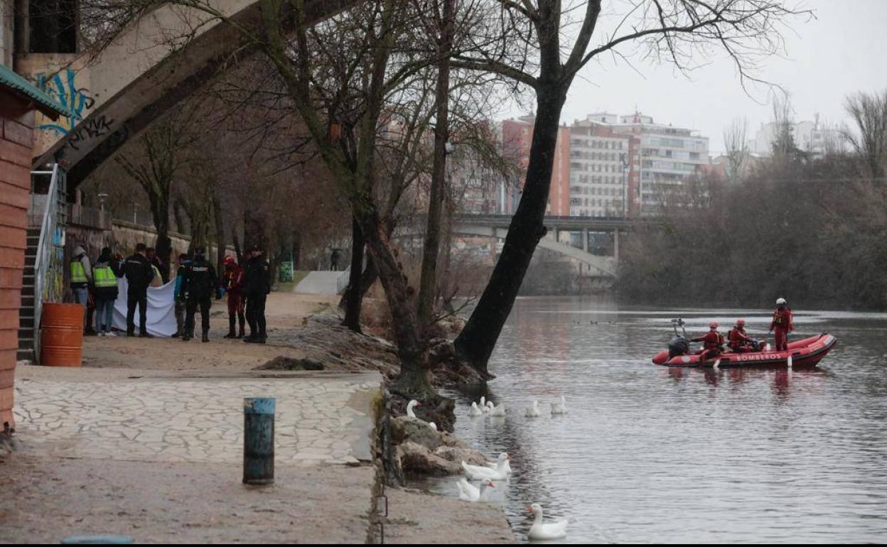 Rescate del cuerpo de la víctima en las inmediaciones del puente de Poniente. 