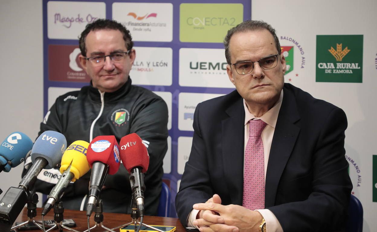 Miguel Ángel Peñas y Cayetano Cifuentes en la rueda de prensa de renovación del técnico.