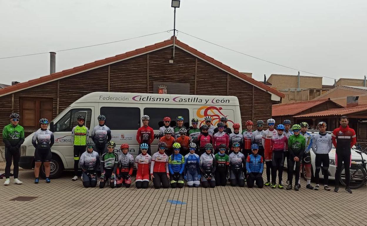 Concentración de infantiles y cadetes en recuerdo de Estela Domínguez. 