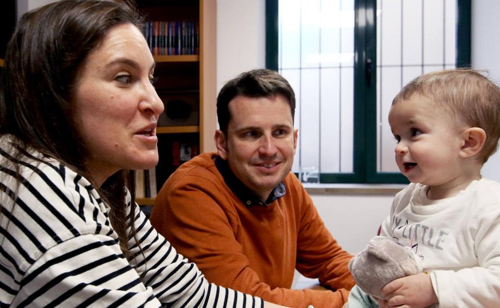 Los padres Ana Ayuso y Daniel Lafora sonríen a su pequeña Emma. 