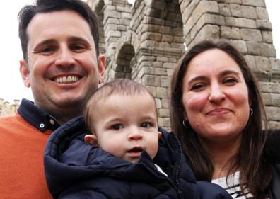 Imagen secundaria 1 - Arriba, Emma juega con un peluche. Abajo, junto a sus padres a los pies del Acueducto. A la derecha, la bebé baja las escaleras del Postigo con la ayuda de su madre. 