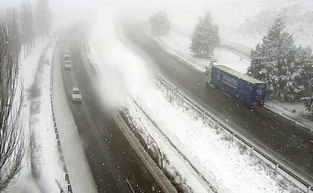 La nieve cubre el noroeste de Valladolid y complica el tráfico en la A-6