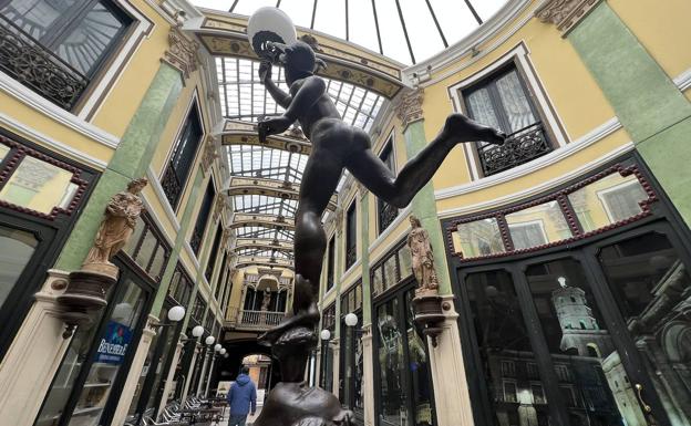 La estatua de Mercurio, en el Pasaje Gutiérrez, junto con las alegorías a las estaciones.