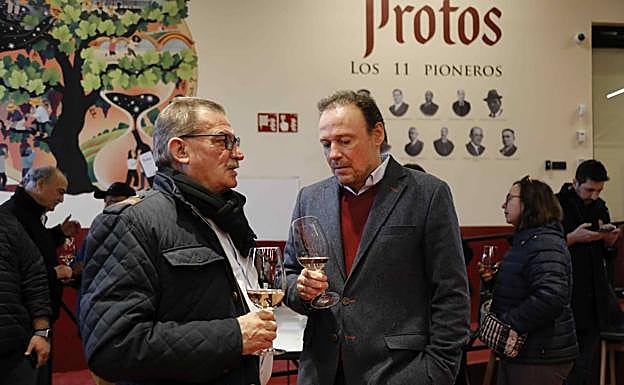 Pablo Martín, presidente de la Unión de Asociaciones Españolas de Sumilleres, y Carlos Villa, director general de Protos. ,