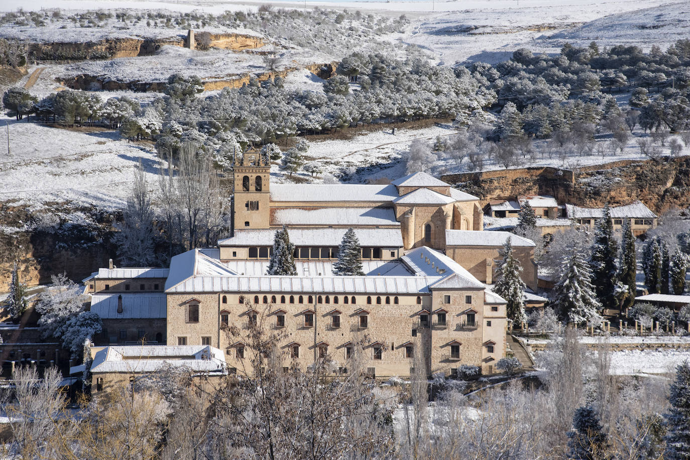 Segovia amanece cubierta de blanco. 