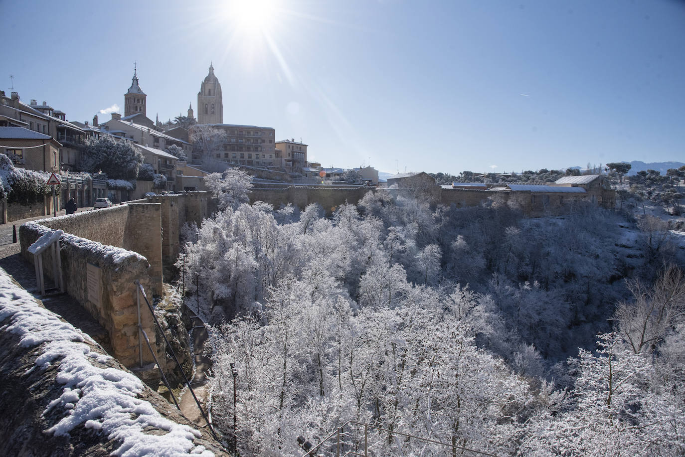 Segovia amanece cubierta de blanco. 