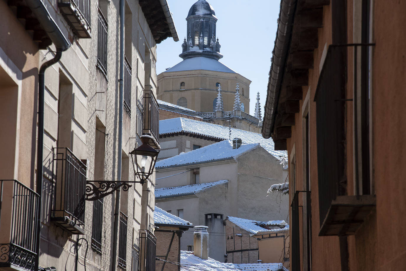 Segovia amanece cubierta de blanco. 