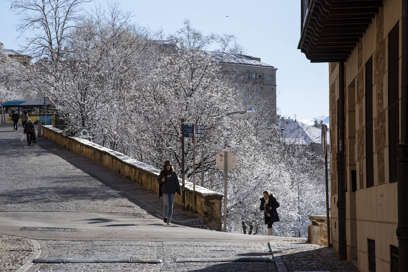 Segovia amanece cubierta de blanco. 
