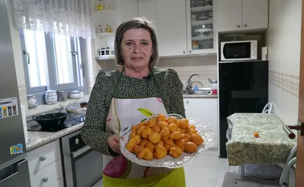 Carmen Mari en la cocina de su casa de Wamba, con una tanda de buñuelos recién hechos 