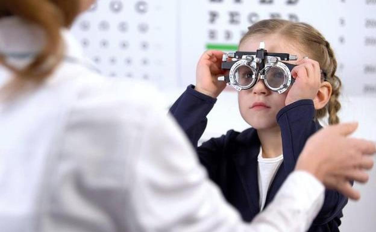 Una niña se gradúa la vista con un examen oftalmológico.