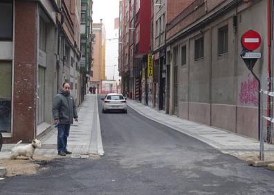 Imagen secundaria 1 - Arriba, la máquina de asfaltado, lista para acceder a la boca del túnel de la calle Estación. Debajo, a la izquierda, los coches circulan por la calle Loza hacia los vados. A la derecha, remates de las aceras de la calle Panaderos. 