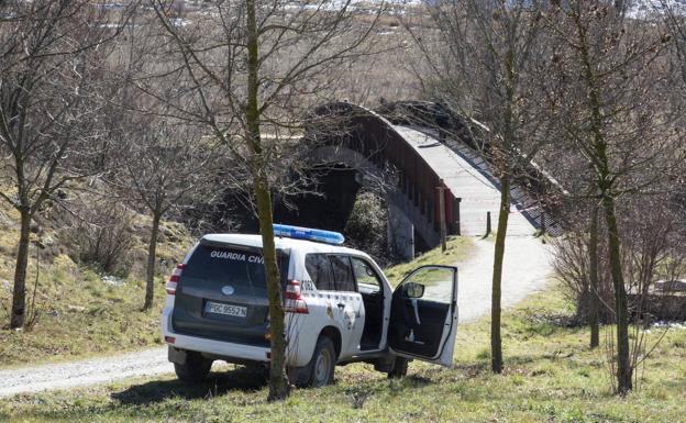 Vehículo de la Guardia Civil en la pasarela de San Pedro Abanto, zona en la que se ha detectado el vertido. 