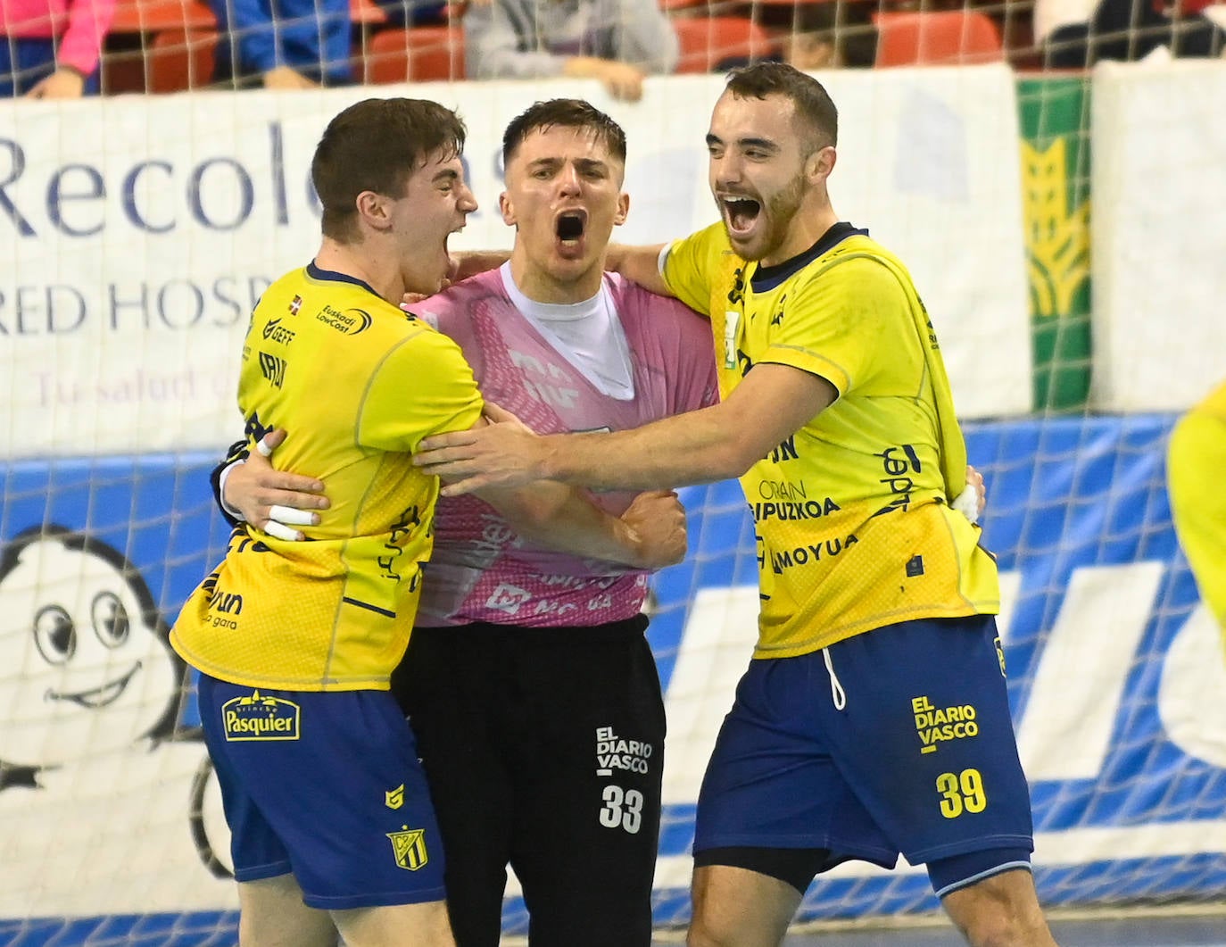 Fotos: El Bidasoa impone su potencial frente al Recoletas