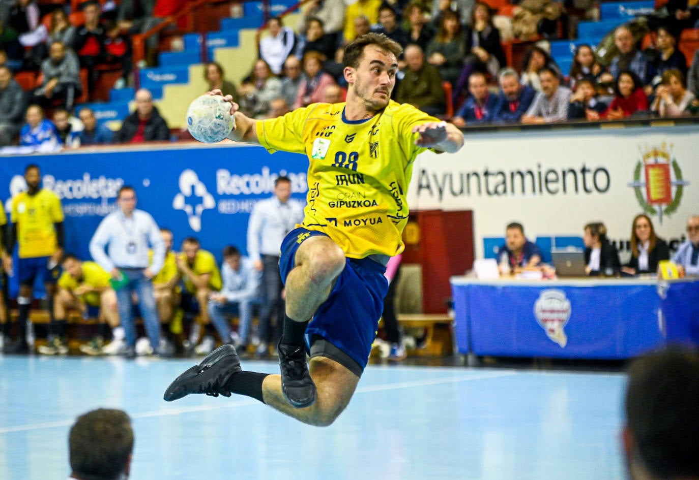 Fotos: El Bidasoa impone su potencial frente al Recoletas