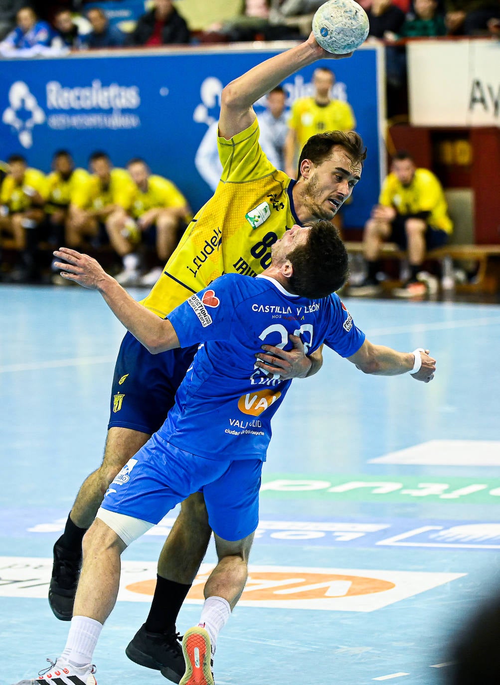 Fotos: El Bidasoa impone su potencial frente al Recoletas