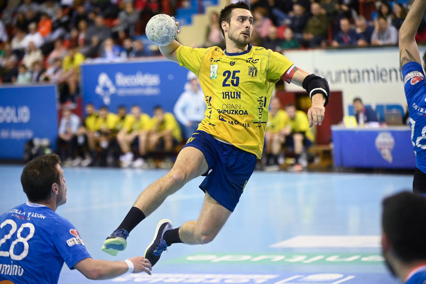 Fotos: El Bidasoa impone su potencial frente al Recoletas