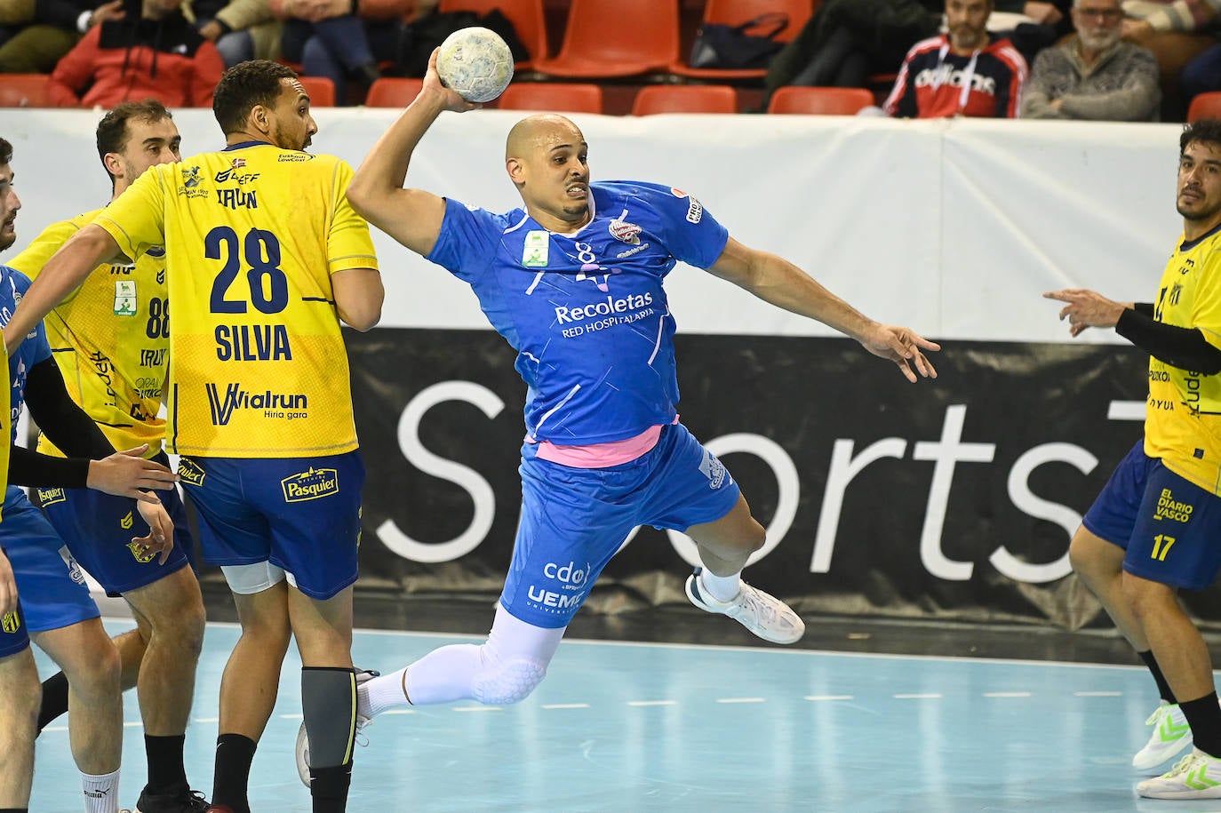 Fotos: El Bidasoa impone su potencial frente al Recoletas