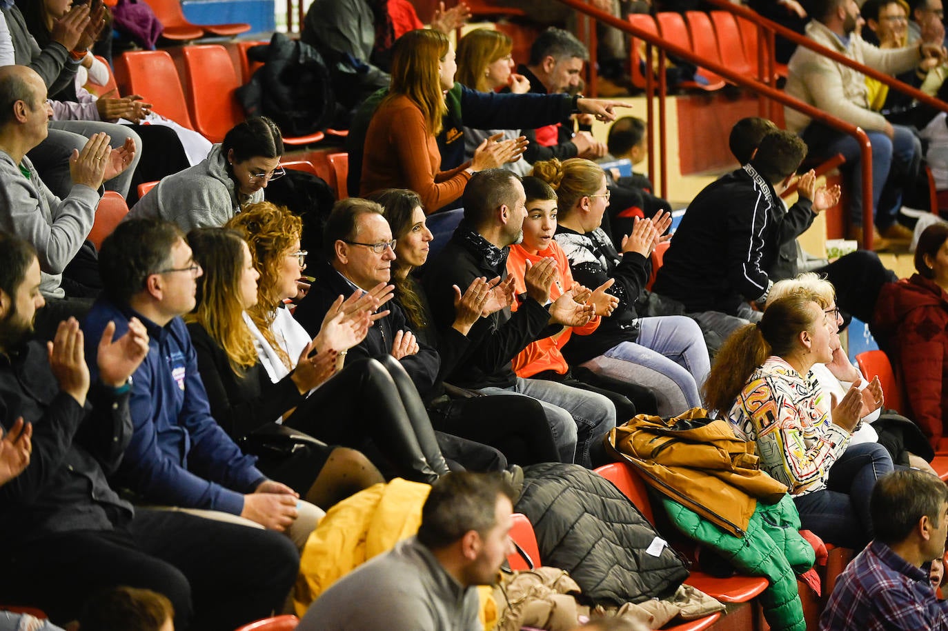 Fotos: El Bidasoa impone su potencial frente al Recoletas