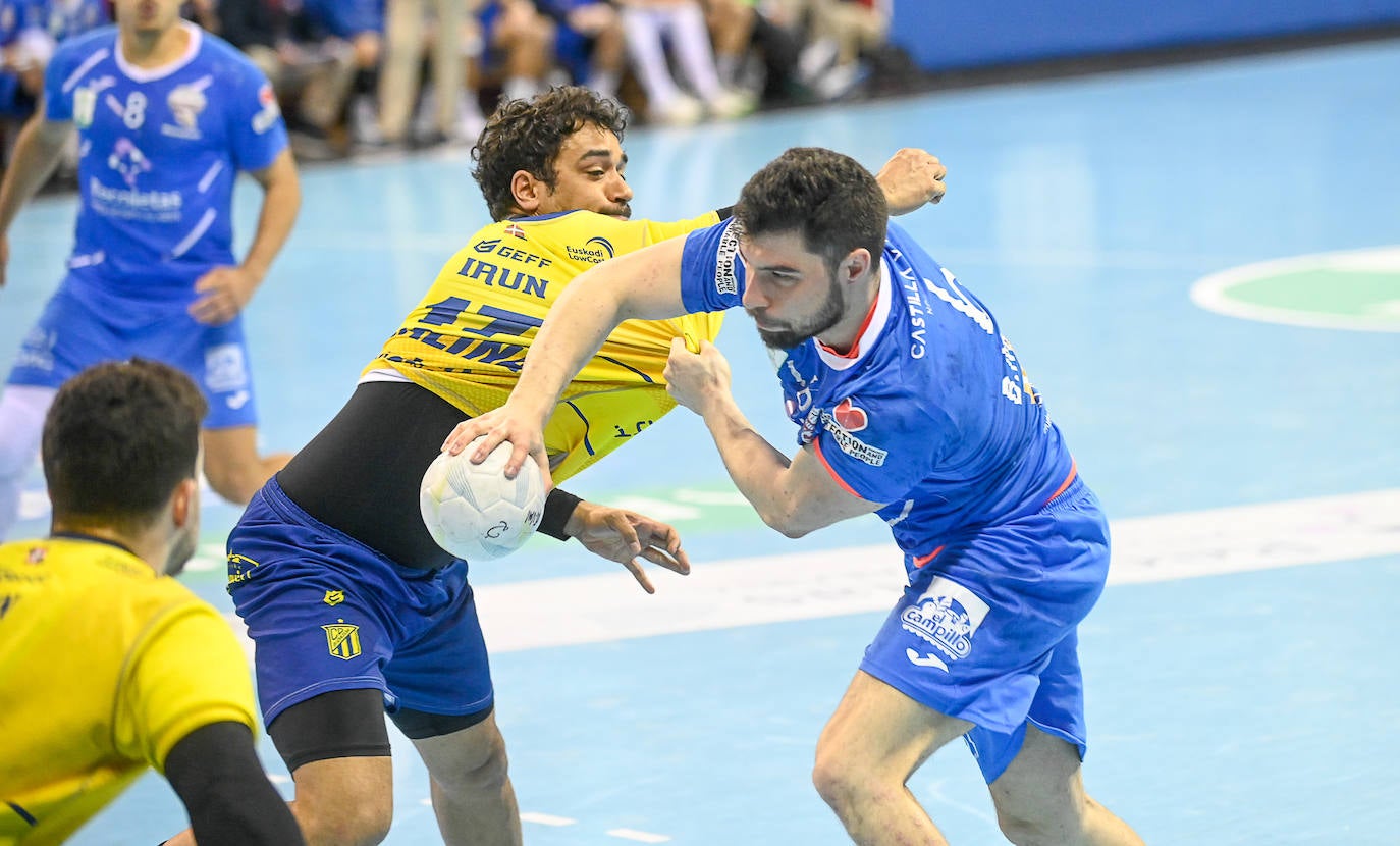 Fotos: El Bidasoa impone su potencial frente al Recoletas