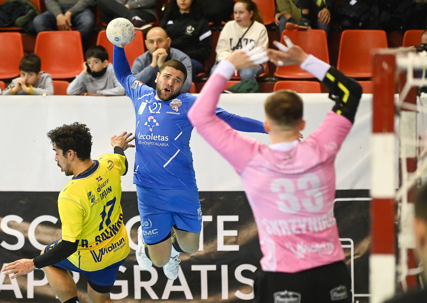 Fotos: El Bidasoa impone su potencial frente al Recoletas