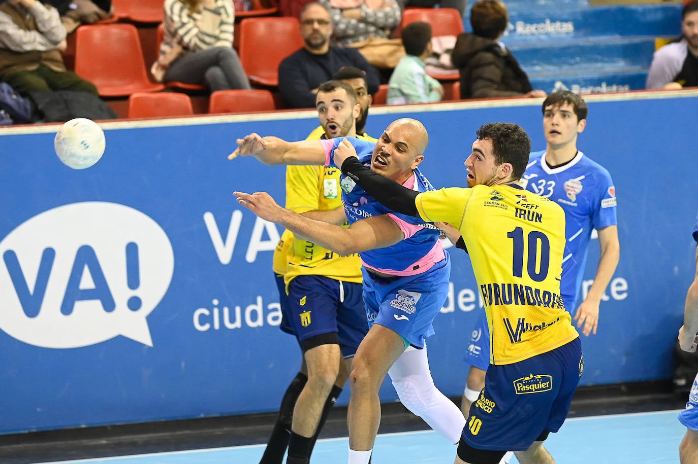 Fotos: El Bidasoa impone su potencial frente al Recoletas