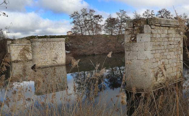 Pilastras del puente del antiguo Ferrocarril Secundario.