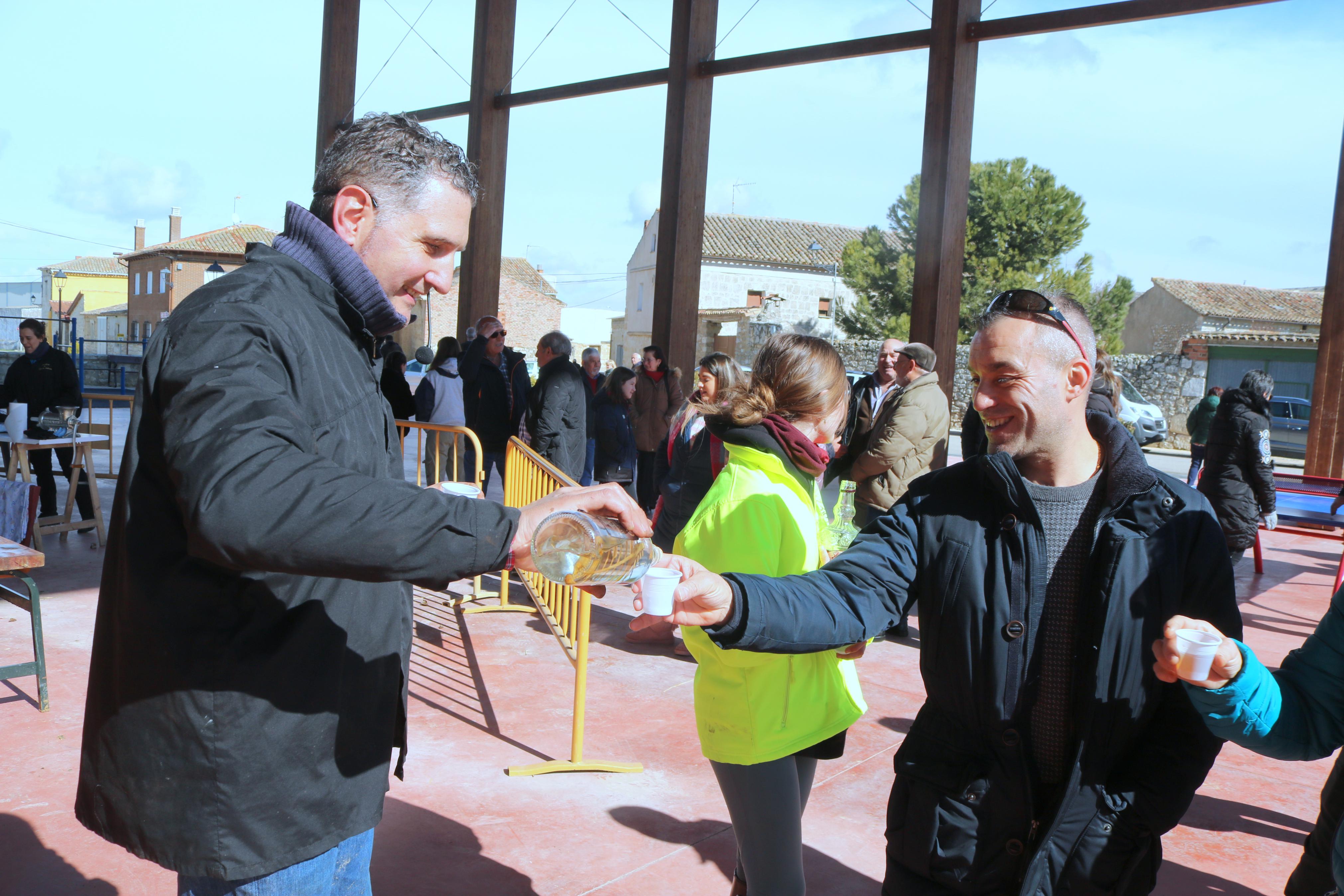 Herrera de Valdecañas celebra una animada Fiesta de la Matanza