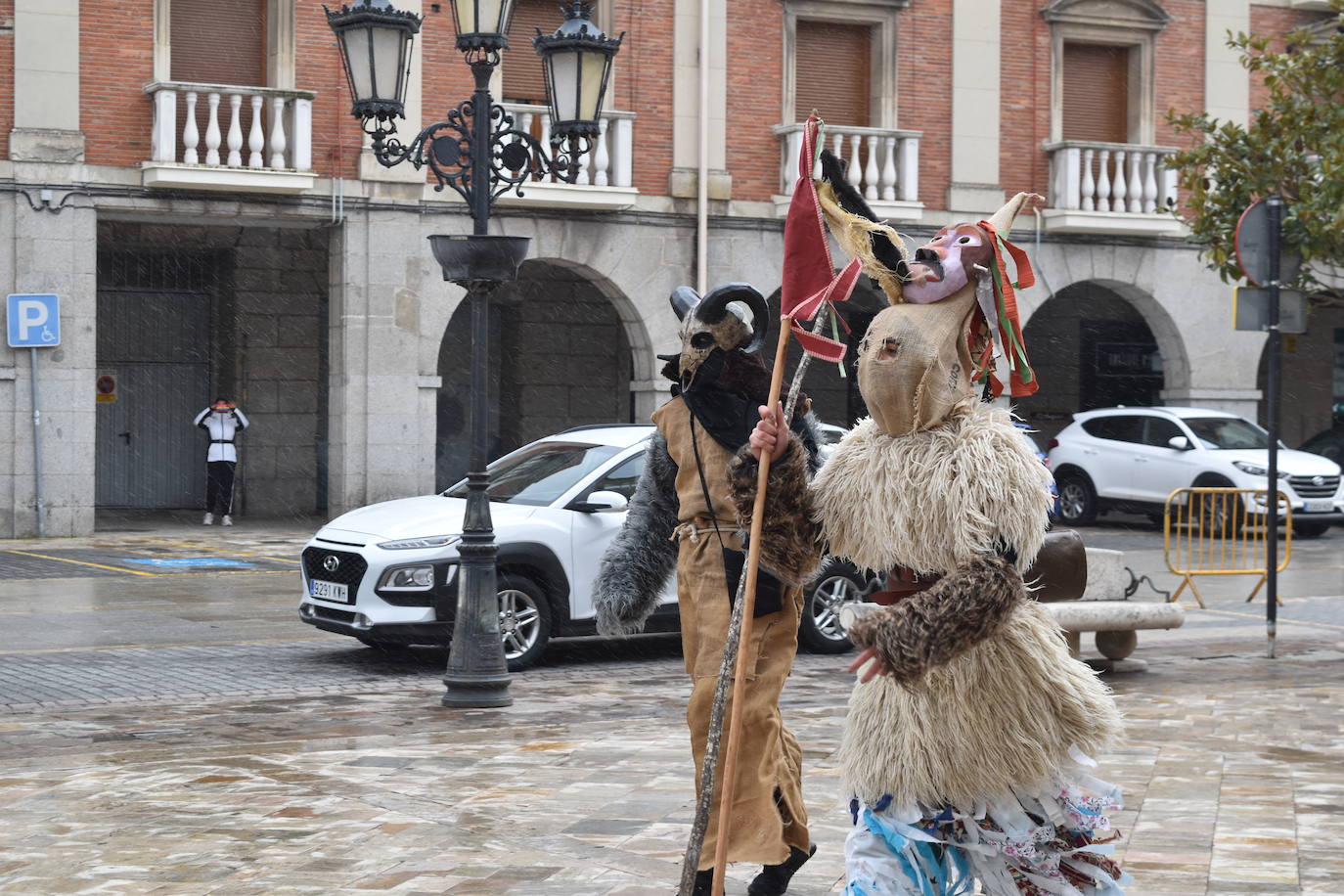 La comparsa carnavalesca quema el monigote de Putin