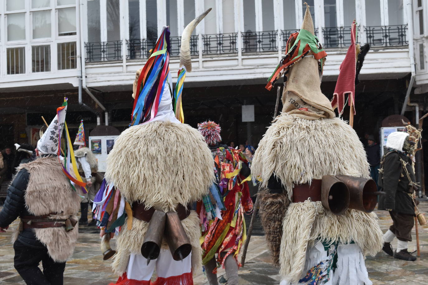 La comparsa carnavalesca quema el monigote de Putin