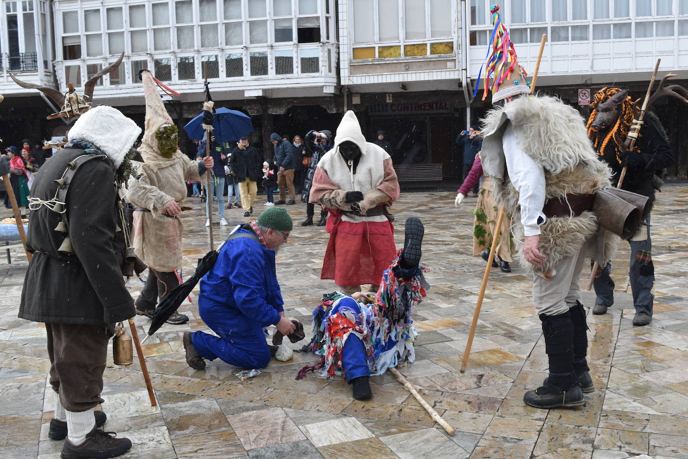 La comparsa carnavalesca quema el monigote de Putin