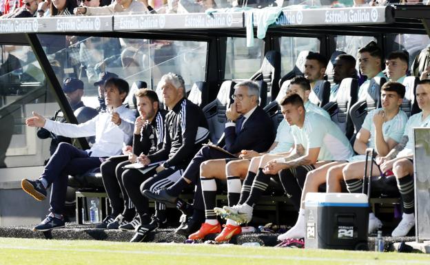 Pacheta se desespera en el banquillo. 