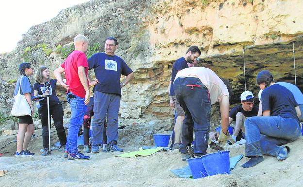 Arqueólogos en el entorno de la excavación del Abrigo del Molino, en la capital, junto al Eresma. 