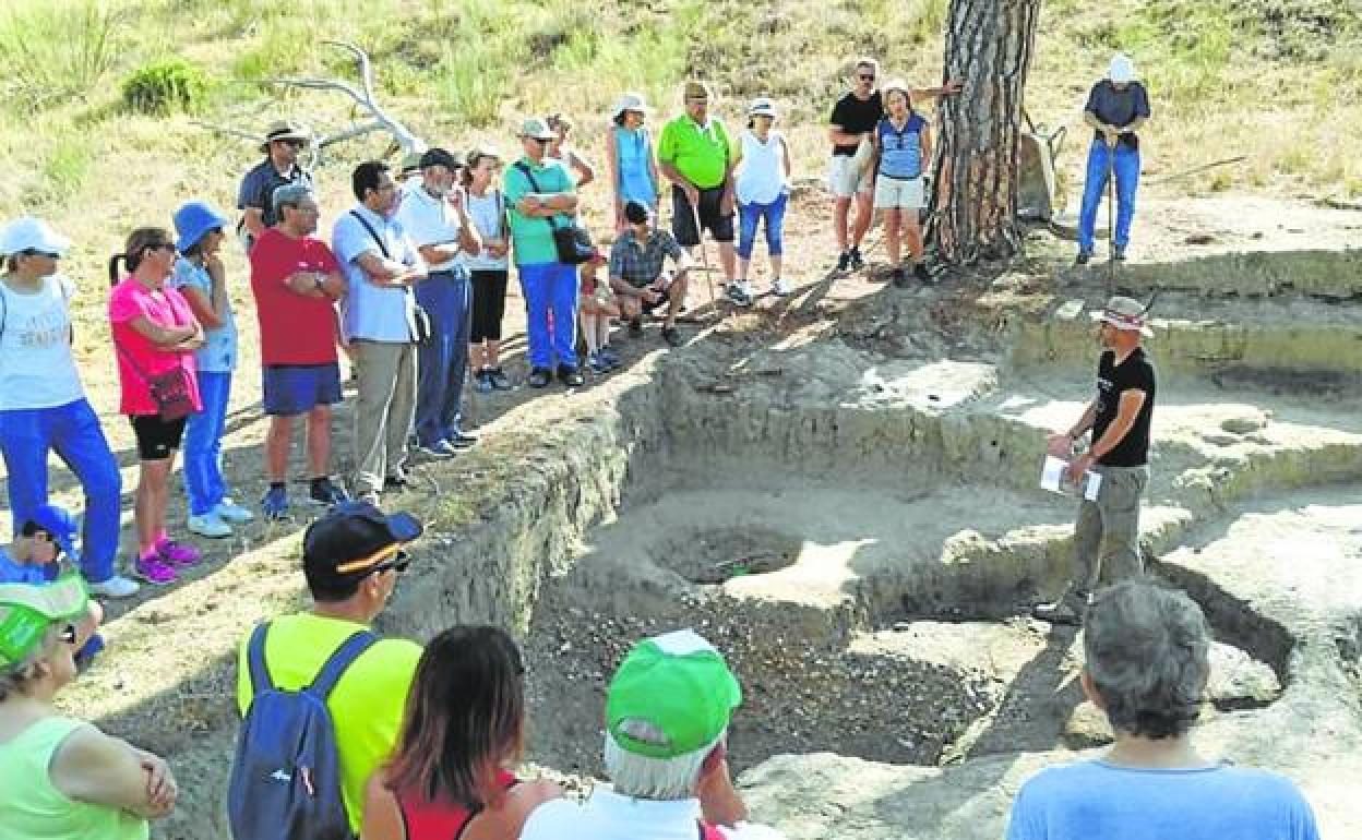 Visita al yacimiento de la Peña del Moro, en el municipio de Navas de Oro. 