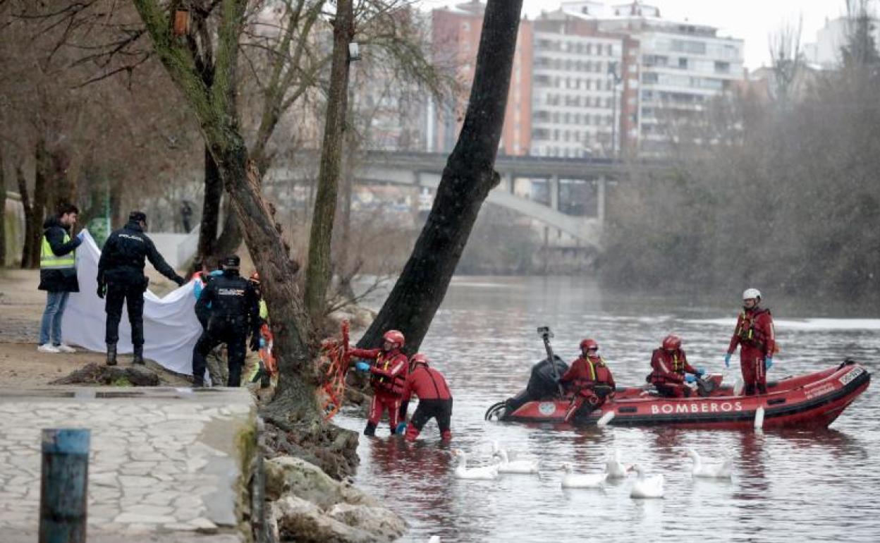 Rescate del cuerpo en el Pisuerga, junto al puente de Poniente, el pasado jueves. 