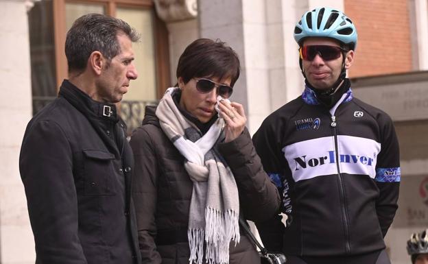 Galería. Juan Carlos Domínguez, Yolanda, su mujer, y su hermano Félix, durante el acto en la Plaza Mayor. 