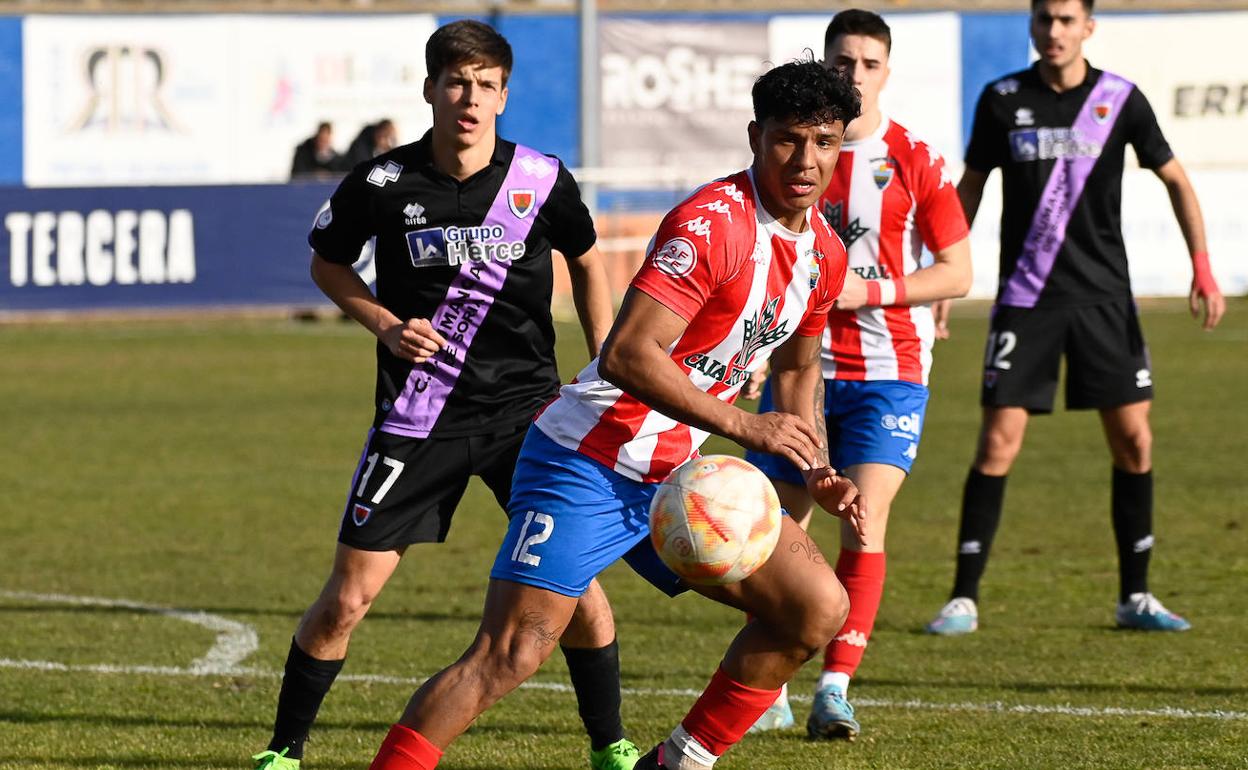 Los jugadores del Tordesillas en el partido ante el Numancia B.