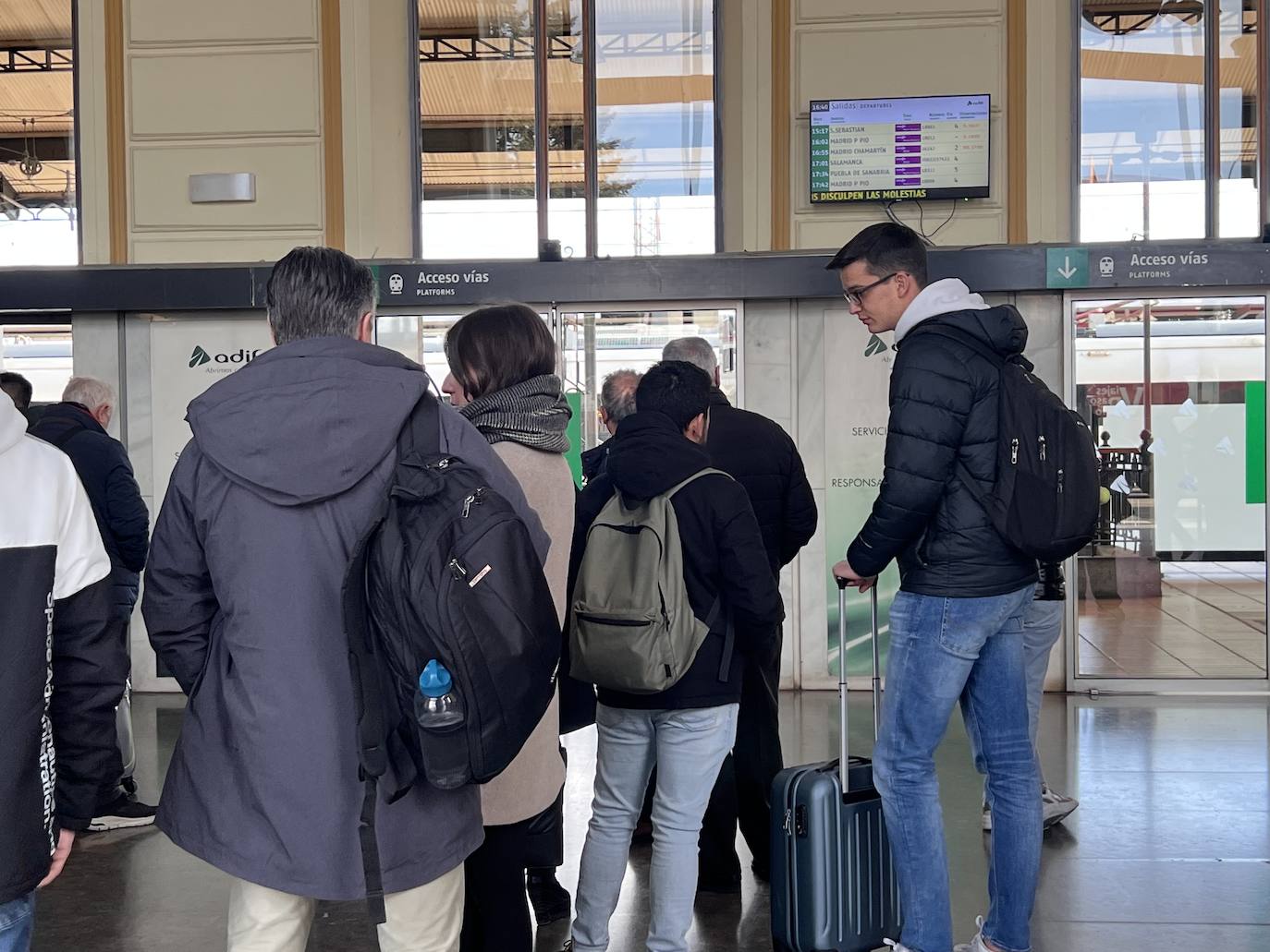 Fotos: Pasajeros de tren esperan en la estación de Valladolid por los retrasos