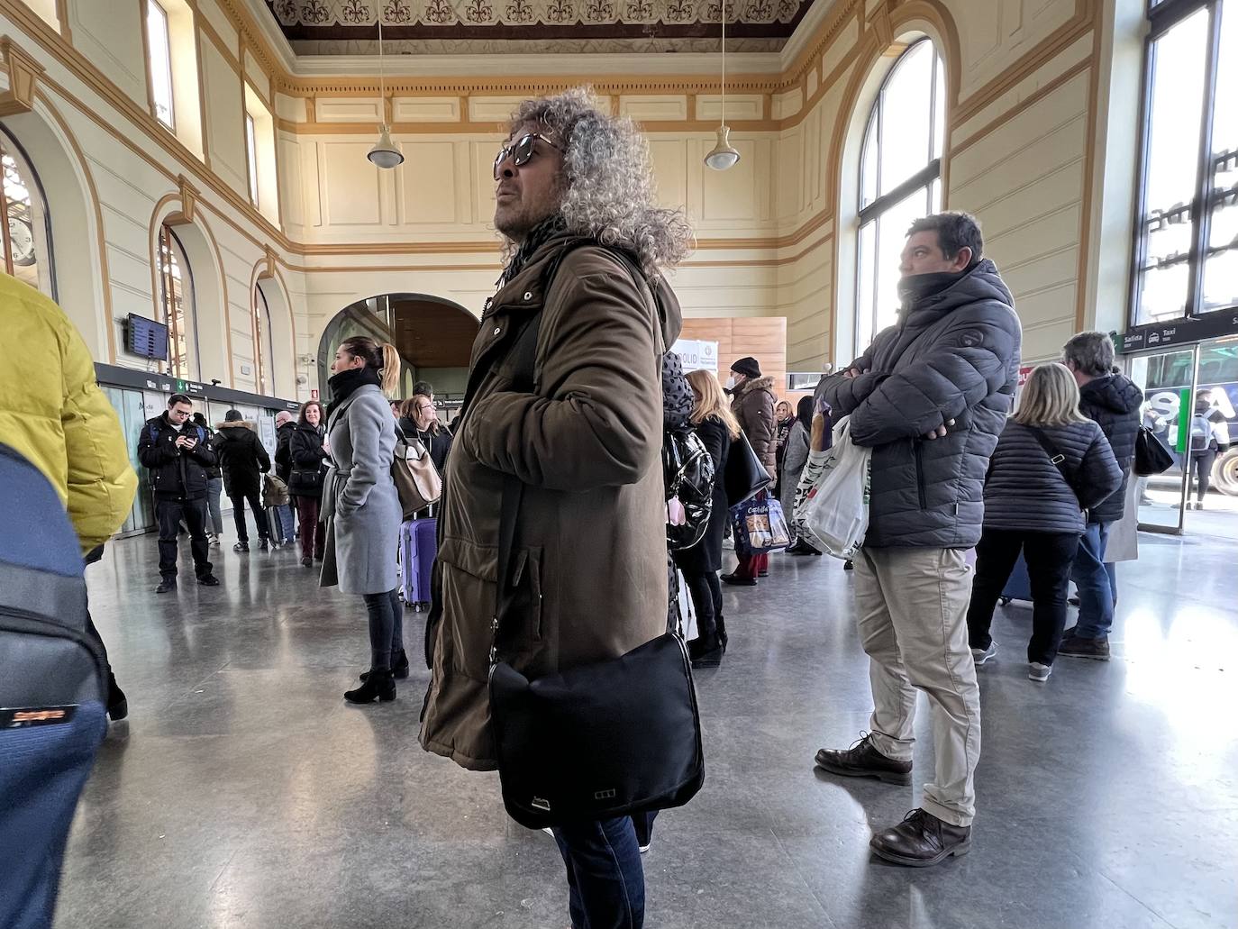 Fotos: Pasajeros de tren esperan en la estación de Valladolid por los retrasos