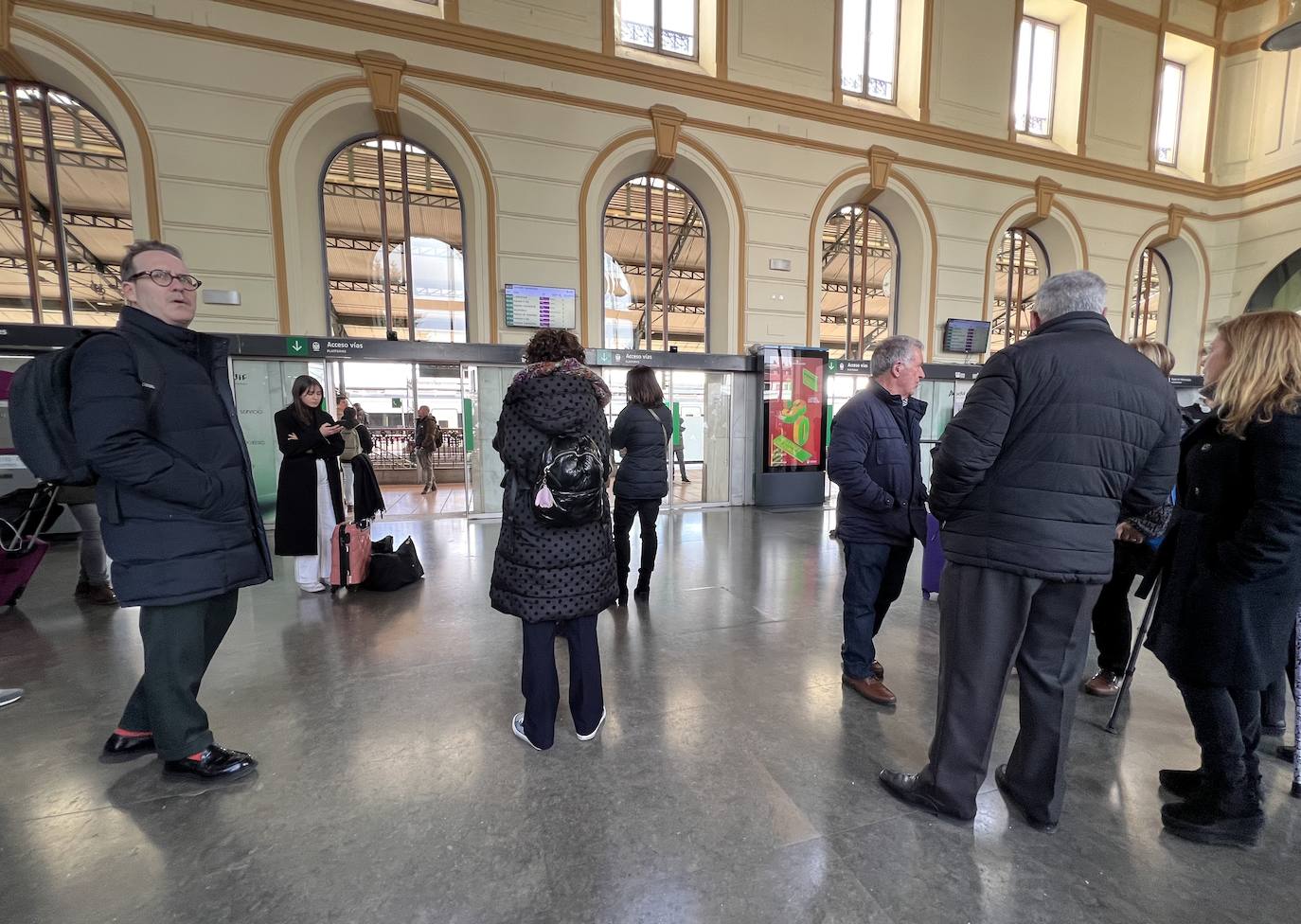 Fotos: Pasajeros de tren esperan en la estación de Valladolid por los retrasos