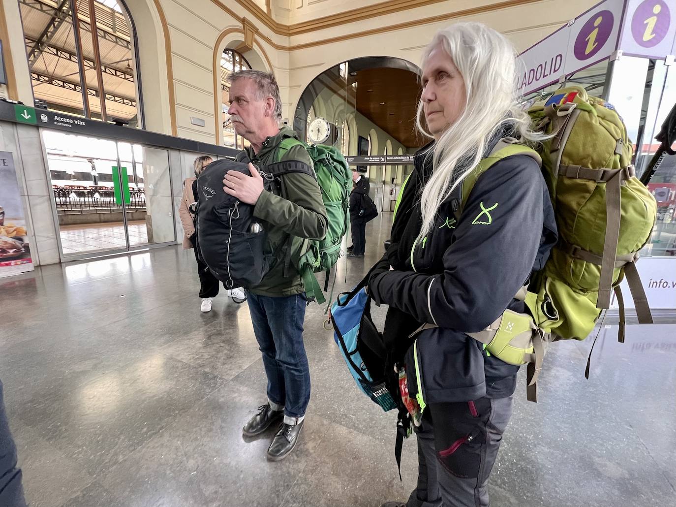 Fotos: Pasajeros de tren esperan en la estación de Valladolid por los retrasos