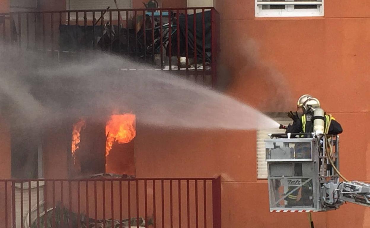 Los bomberos intervienen en la extinción de un incendio en un piso de la capital. 
