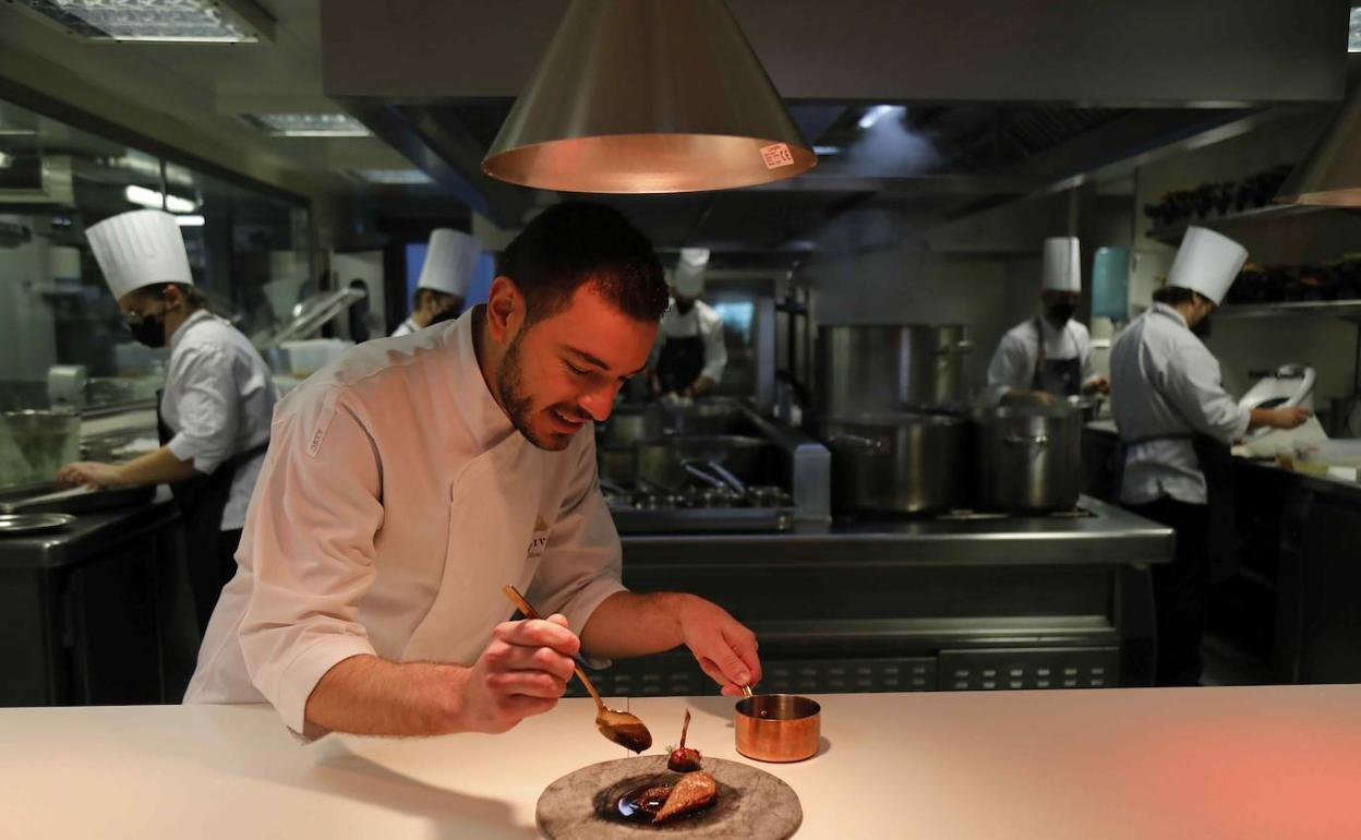 Cristóbal Muñoz, jefe de cocinas de Ambiviun (Peñafiel). 