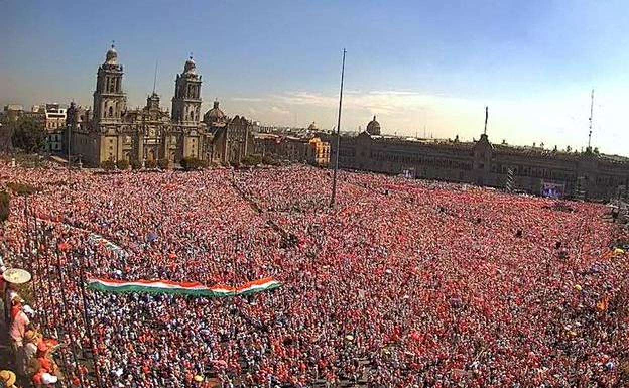 Miles de personas se manifiestan en defensa del Instituto Nacional Electoral (INE) y contra la reforma electoral que impulsa el presidente, Andrés Manuel López Obrador, en México.