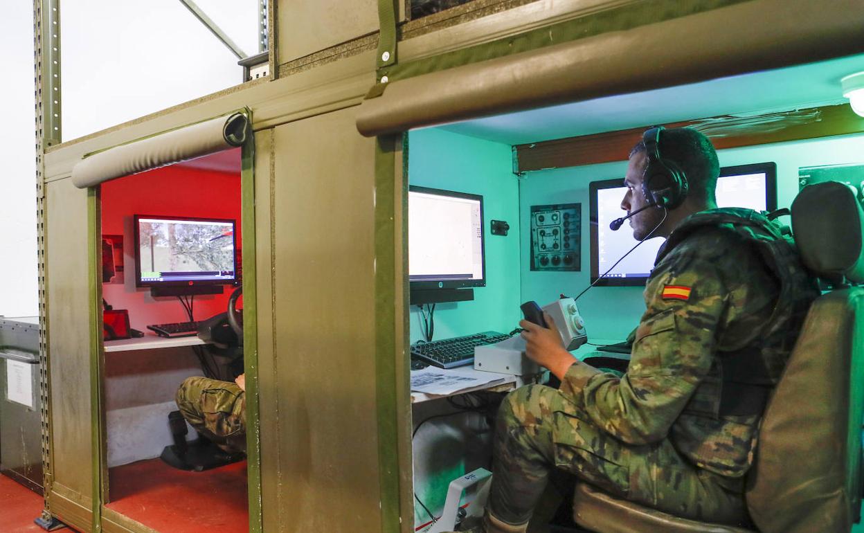 Un militar, en uno de los simuladores en la base de El Empecinado. 