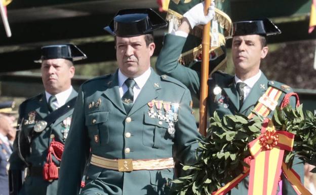 El agente Pablo Escudero, en el centro, portó la corona de laurel el día de El Pilar de 2022. 