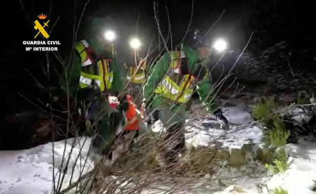 Los rescatadores portean el cuerpo a través de la nieve.