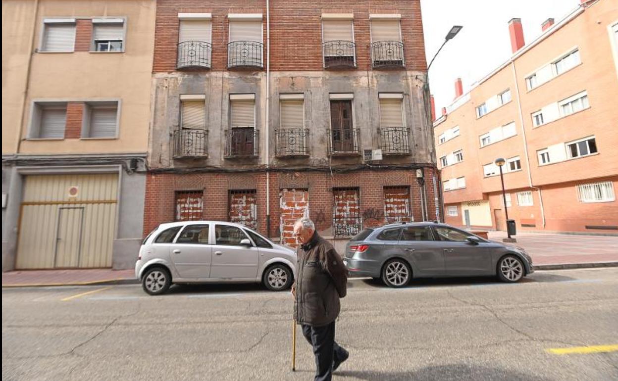 Bloque de viviendas de Valladolid tapiado para evitar que entren okupas. 