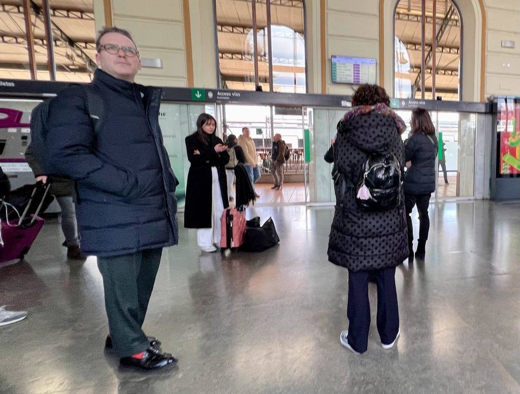 Joaquín Reyes, durante su espera para coger el tren.