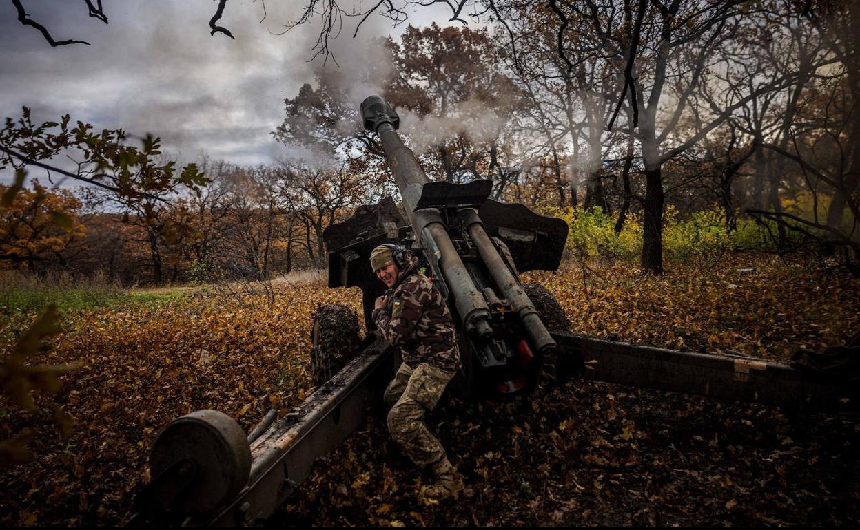 Un soldado ucraniano dispara un cañón en el frente en la región de Donbas. 