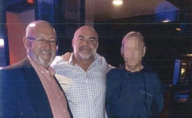 'El Mediador' y el diputado Fuentes el 15 de abril de 2021 en una fiesta con prostitutas y empresarios.